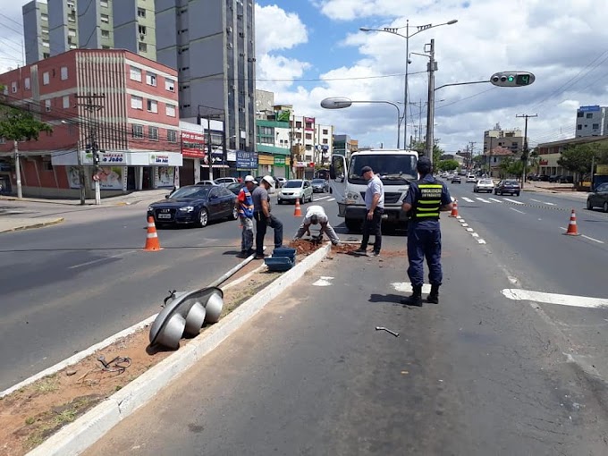 Carro bate em sinaleira de acesso a Papa João XXIII em Cachoeirinha