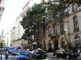 Rua do bairro Recoleta em Buenos Aires