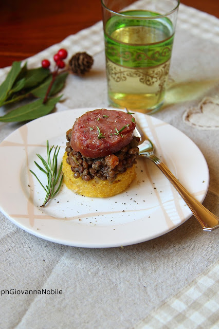 Cotechino Lenti con polenta alle nocciole e noci