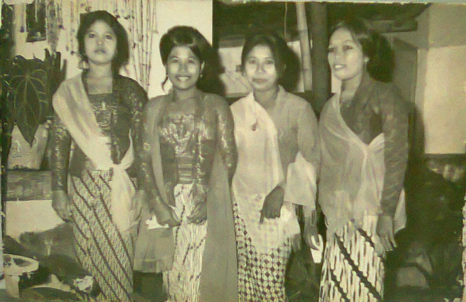 pakaian malaysia era 60  kumpulan foto model baju kebaya 