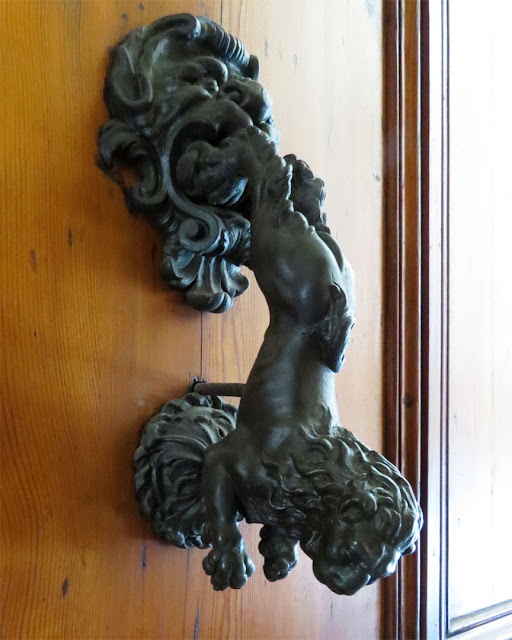 Lion shaped door handle, Circolo della Caccia, Hunting Club, Palazzo Zagnoni (Palazzo Spada), Via Castiglione, Bologna