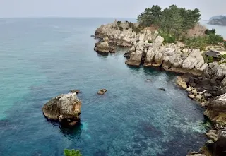 추암출렁다리에서-내려다-본-에메랄드빛-바다