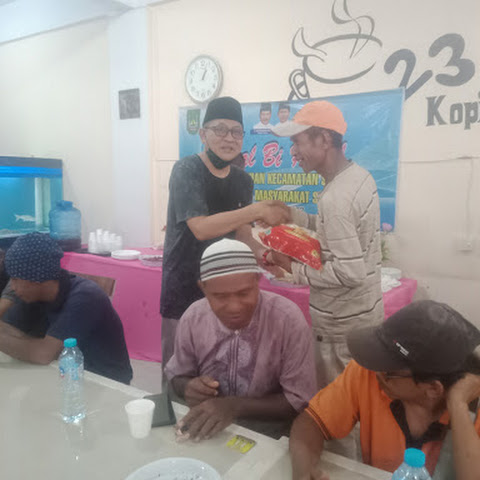 Satgas Kebersihan Kecamatan Sagulung Beserta Tokoh Masyarakat Sagulung Halal Bihalal di Kedai Kopi Tiam 23