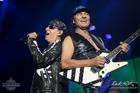 Klaus Meine canta encostado em Matthias Jabs, que toca guitarra