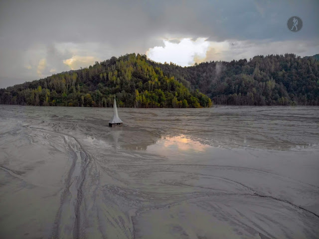 Biserica scufundată și lacul de steril de la Geamăna