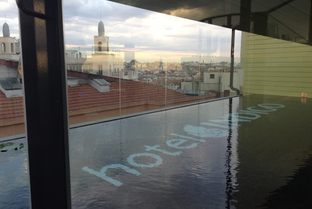 Piscinas con encanto. [6 azoteas donde disfrutar el skyline de Madrid]