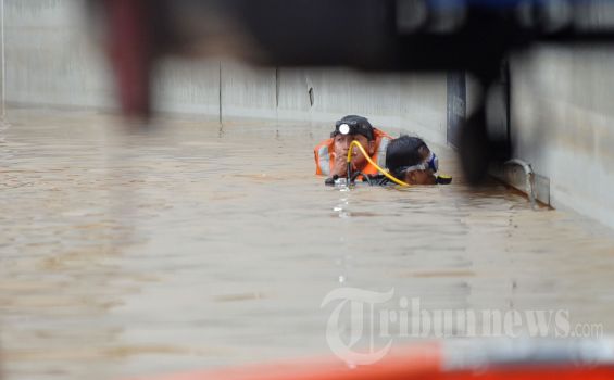 Tim Kusus TNI Lanjutkan Evakuasi Korban Terjebak Banjir di Gedung UOB Jakarta