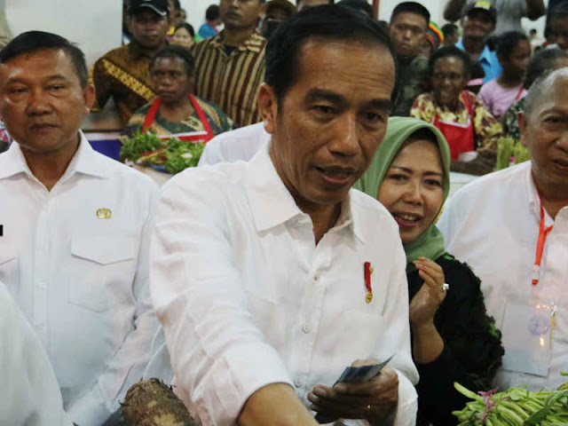 Joko Widodo dan Iriana Kunjungi Para Pengungsi Banjir Bandang Sentani