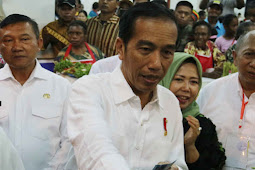 Joko Widodo dan Iriana Kunjungi Para Pengungsi Banjir Bandang Sentani