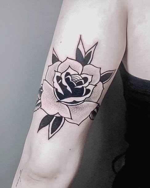 40 tatuagens de rosas pretas para mulheres que desejam um visual ousado!