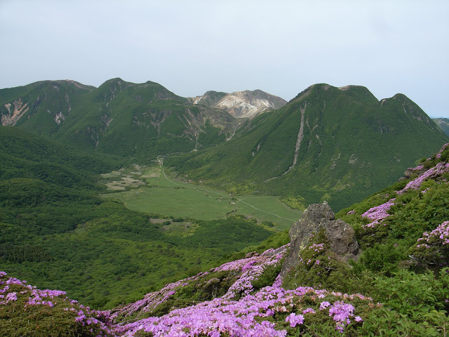 平治岳から坊がつるを見下ろす 三俣山
