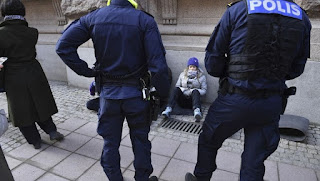 Des policiers devant des militants écologistes