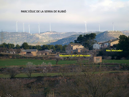 El mas Mercader i el Parc Eòlic de la Serra de Rubió des del veïnat de la Font  d'en Masarnau