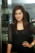 Rashi Kanna latest glam pics-thumbnail-19