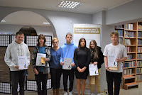 Młodzież - laureaci konkursu pozują do zdjęcia z otrzymanymi dyplomami