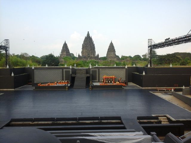 Gambar 1. Panggung Terbuka Ramayana Ballet Prambanan (Ramayana Open Air Stage) di waktu siang hari