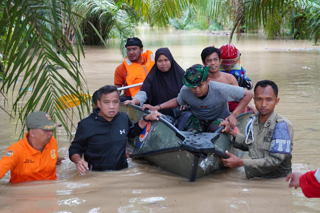 Pj Walikota Tebing Tinggi Tinjau Korban Banjir dan Ikut Mengevakuasi Ibu Hamil yang Terjebak Banjir