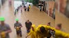 Chuva desaloja 3 mil e moradores são resgatados com botes.