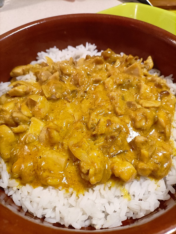 Curry de pollo y dátiles