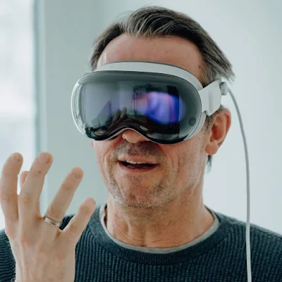 ما هي نظارات Apple Vision Pro  أطلقت شركة آبل أحدث إصداراتها مع  بداية عام 2024، وهي نظارة “Apple Vision Pro“. حيث  تجمع هذه النظارة بين العالم الفعلي والمحتوى الرقمي، لتوفير تجربة مشاهدة فريدة ورائعة في الواقع الافتراضي. يمكن المستخدمين من استمتاع مذهل بالأفلام والصور ومقاطع الفيديو بتقنيات متقدمة، وذلك على شاشات عرض ذات مساحات هائلة عبر النظارة .  وتُععد هذه النظارة بمثابة بوابة عبور إلى عالم افتراضي  بالتجارب الفريدة و بهذا تشهد هذه  ولادة ثورة جديدة في عالم التكنولوجيا بداء من ألعاب الفيديو بشكل واقعي، وصولا إلى إنجاز المهام اليومية بكفاءة أكبرو بهذا خلق التواصل مع الآخرين بشكل جديد تركيبات  النظارة Apple Vision Pro: شرطان رأس لتناسب جميع الأحجام.  سدادات وجه مختلفة السمك لراحة تامة.  بطارية مع كابل.  غطاء وجه أمامي مع سماعة رأس زجاجية.  كتيب ارشادات.  كابل ومحول شحن USB - C.  قطعة من القماش للتنظيف.  قطعة قماش تلميع.  مواصفات النظارة:  شاشات micro-OLED بدقة 23 مليون بكسل لكل عين.  معالج Apple A 17 Bionic.  ذاكرة وصول عشوائي (RAM) بسعة 16 جيجابايت.  سعة تخزين تبدأ من 256 جيجابايت إلى 1 تيرابايت.  كاميرات أمامية بدقة 8K.  كاميرات خلفية بدقة 4K.  مستشعرات LiDAR.  نظام تشغيل VisionOS.  عمر بطارية يصل إلى 8 ساعات.  المميزات  الفريدة لـ Apple Vision Pro : ممكن: و هي تقنية ذكية تظهر عيونك للآخرين حتى عند استخدام النظارة.  محاكاة العالم الحقيقي: تدمج العالم الافتراضي مع العالم الحقيقي بسلاسة.  التفاعل مع الافتراضات: التفاعل مع العناصر الافتراضية باستخدام الإيماءات اليد.  التطبيقات المخصصة: مجموعة واسعة من التطبيقات المخصصة النظارة.  الألعاب: تجربة ألعاب غامرة لم يسبق لها مثيل.  بعض الأمثلة للتطبيقات المستقبلية النظارة Apple Vision Pro مع تطور التكنولوجيا :  التطبيقات المستقبلية النظارة Apple Vision Pro: التعليم:   تساعد الطلاب على تعلم المهارات العملية من خلال الواقع الافتراضي. وتحويل الفصول الدراسية  إلى  تجارب تفاعلية ثلاثية الأبعاد مع  توفير دروس افتراضية غامرة للطلاب.  الطب:  إجراء العمليات الجراحية عن بعد، إضافة الى تقديم التدريب للأطباء على تقنيات جديدة و اخيرا تمكن من  مساعدة المرضى على إعادة التأهيل بعد العمليات الجراحية.  العمل:  الوصول الى عقد اجتماعات افتراضية تفاعلية و ربط العمل عن بعد بشكل أكثر كفاءة و استطاعة مستقبلا  مشاركة الملفات والبيانات مع الزملاء في الوقت الفعلي.  التسوق:   اصبح بامكان المستهلك من تجربة المنتجات قبل شرائها بكل أريحية من المواقع التسويقية و الميزة الجديدة  تمكن من الحصول على مساعدة من البائعين في الوقت الفعلي.  الترفيه:  مشاهدة الأفلام والبرامج التلفزيونية في تجربة سينمائية غامرة، تمكن اللاعبين من العب الألعاب في بيئة  افتراضية واقعية.  مع استمرار تطور تقنية الواقع الافتراضي، ستصبح نظارة Apple Vision Pro أداة أساسية في العديد من المجالات المختلفة فهي أكثر من مجرد جهاز تقني، بل هي بوابة عبور إلى عالم جديد من التجارب الإمكانيات، مع تصميمها المريح ومواصفاتها القوية وتطبيقاتها المبتكرة، تقدم هذه النظارة تجربة فريدة من نوعها لكل مستخدم.