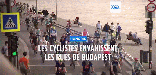 des cyclistes qui défilent à l’occasion du Jour de la Terre à Budapest