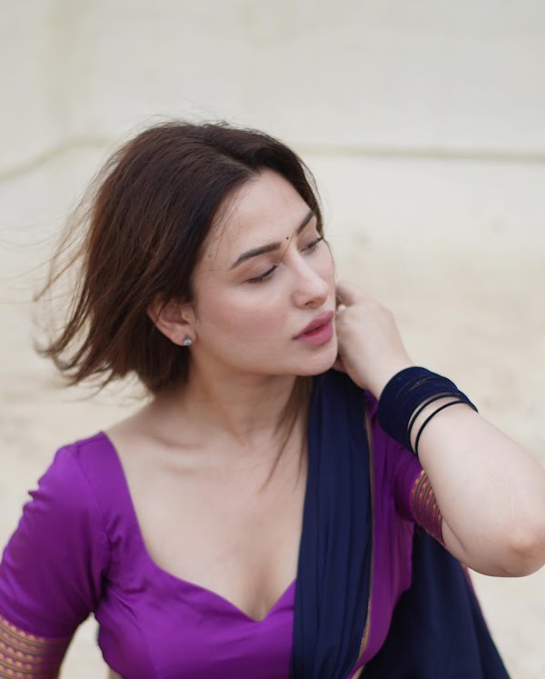 Mahira Sharma saree navel backless blouse hot actress