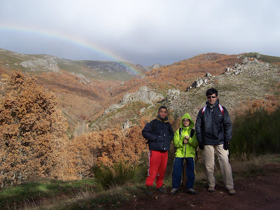 Samuel, Alvaro y Javi con el arco iris al fondo