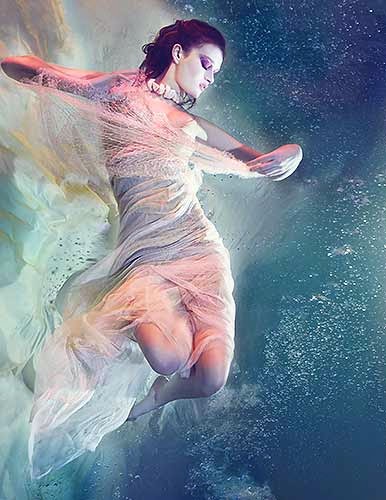 Zena Holloway fotografia fashion subaquática mulheres flutuando água