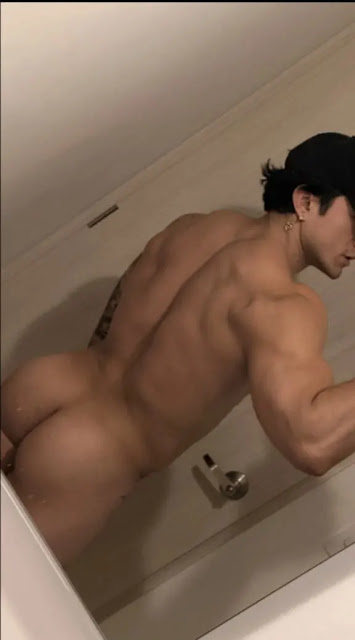 Juan Bernardo Flores desnudo