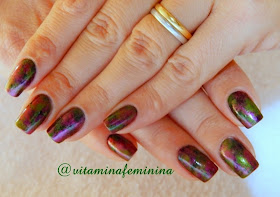 Esmaltes Finaflor Blackjack e Nail art esponjada feito com Crayola Green Apple e com Bubble Gun