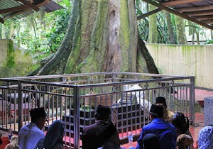 Ngalap berkah di makam keramat apakah termasuk ritual pesugihan ?