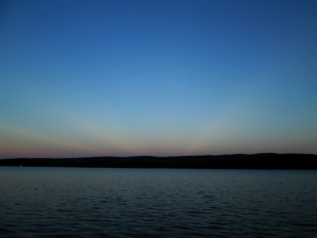 Anticrepuscular rays