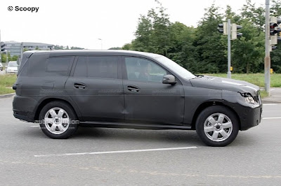 Mercedes-Benz GL 2012 SUV segment still continues to appearing photos
