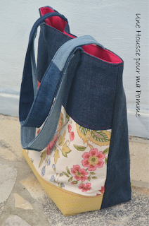 Sac à main Cabas en jeans recyclés (portés, chinés, transformés) montés façon patchwork horizontalement et verticalement suivant le coté du sac, sac semi-rigide, surpiqures roses , tissu fleuri vintage chiné en brocante en extérieur et par petites touches, poche en jeans utilisable intérieure, intérieur coton rose fuchsia, anses en jeans, se ferme à l'aide d'un aimant.  Dimensions : 32 x 26 x 15 cm, anse : 60 cm.