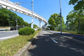 万博記念公園周遊道路を進みます