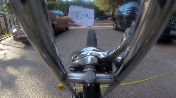 Distancia lateral entre bici y coche 1,25 metros