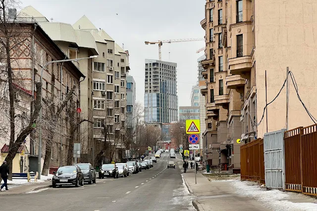 Наставнический переулок, в центре – строящийся жилой комплекс Chkalov