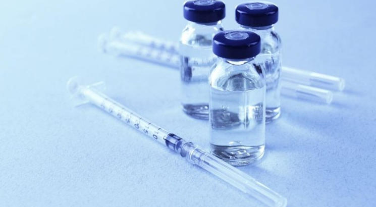 Vacinados contra COVID agora são vulneráveis a infecções e hospitalizações, segundo dados do CDC