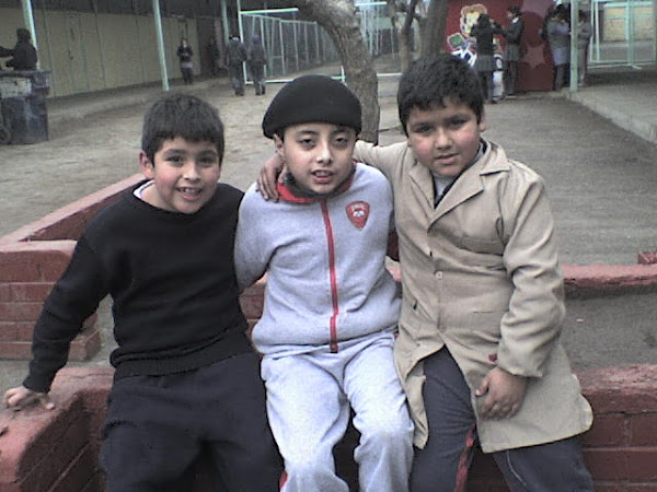 Romeo con unos compañeros de colegio