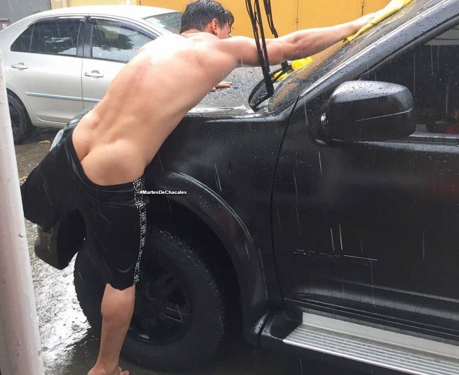 hombre desnudo lavando auto