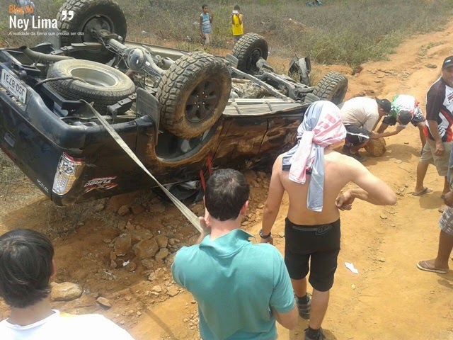 Hillux capota no Bairro da palestina 