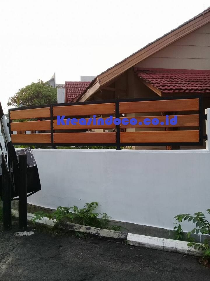 Pintu Pagar Kayu Pemasangan Di Villa Jalan Jati Padang 