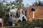 Hujan Disertai Angin Kencang Di Desa Suka Damai Kec.Manggelewa, Kab. Dompu-NTB : 15 Rumah Rusak Berat, 3 Warga Terluka.