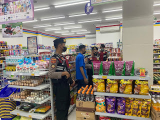  Pastikan Stok Migor Stabil, Anggota Sat Samapta Polres Kediri Laksanakan Giat Pemantauan di Minimarket