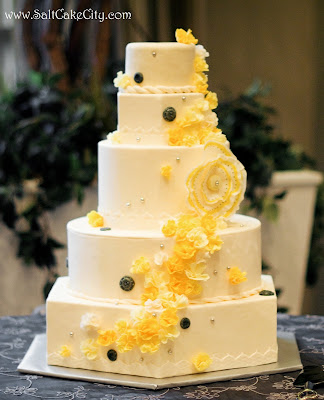 Amber and Ben wanted a wedding cake that was a dramatic statement and 