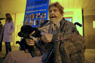 Ancianos de una residencia viven una jornada en contacto de perros abandonados