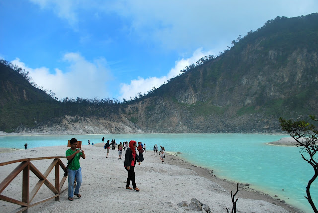 Dikelilingi tebing tinggi kawah putih