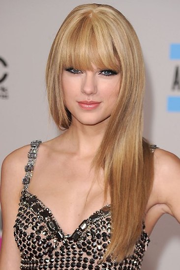 Taylor Swift Bangs And Straight Hair. Taylor Swift with straight