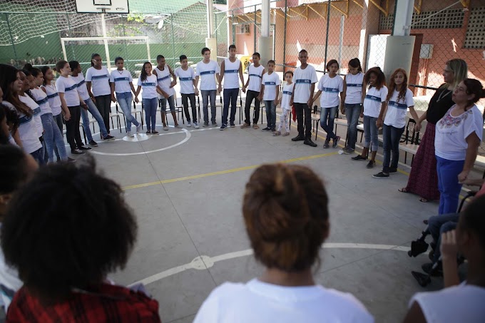 Oficina de teatro abre novos horizontes para alunos da Escola Municipal Jacques Raimundo