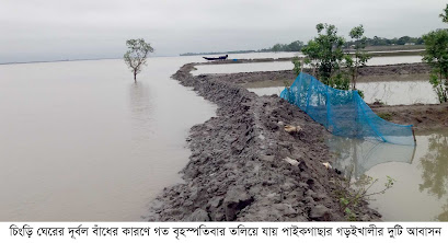 চিংড়ি ঘেরের দূর্বল বাঁধের কারণে তলিয়ে যায় পাইকগাছার গড়ইখালীর দুটি আবাসন